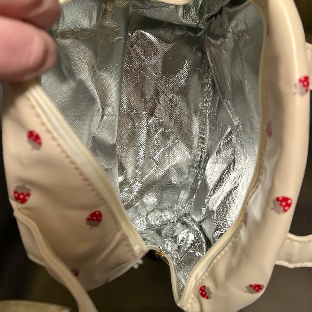 🍓 Berry Chic! Insulated Strawberry Lunch Tote - Picture 4 of 5